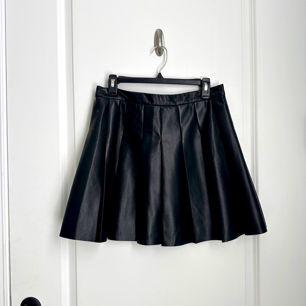 Adorable Tahari Black Faux Leather Pleated Schoolgirl Skirt NWT - Size 12